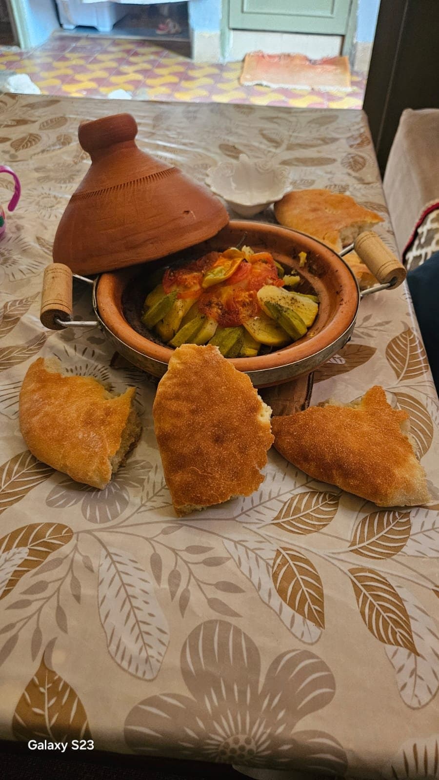 Tajine de légumes accompagné de pains