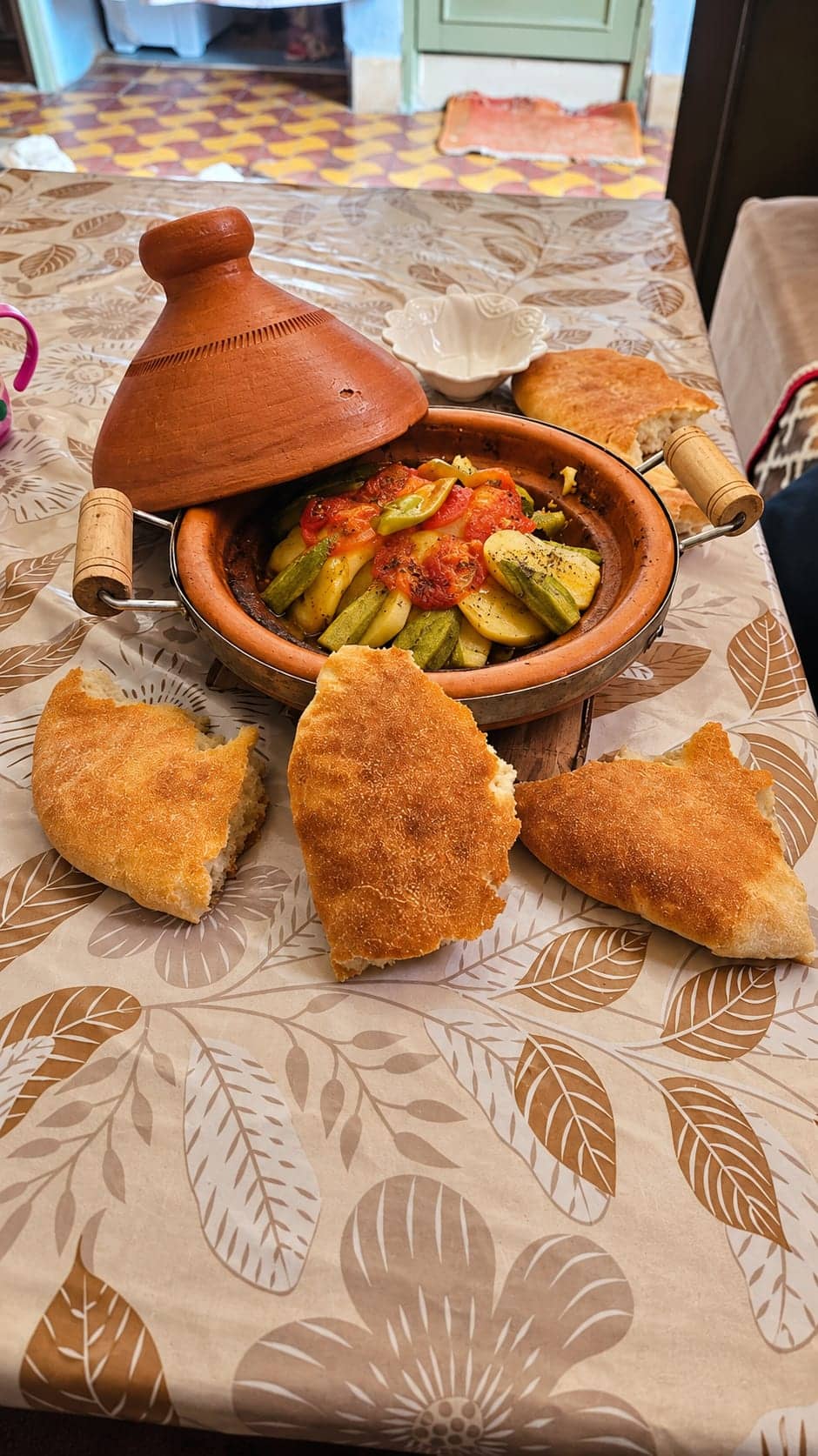 Tajine de légumes et pains, image de cuisine du Sud, pas une carte du jour