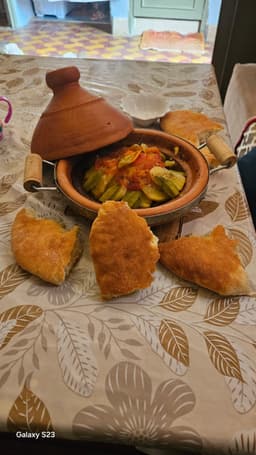 Tajine de légumes et pains servis à table